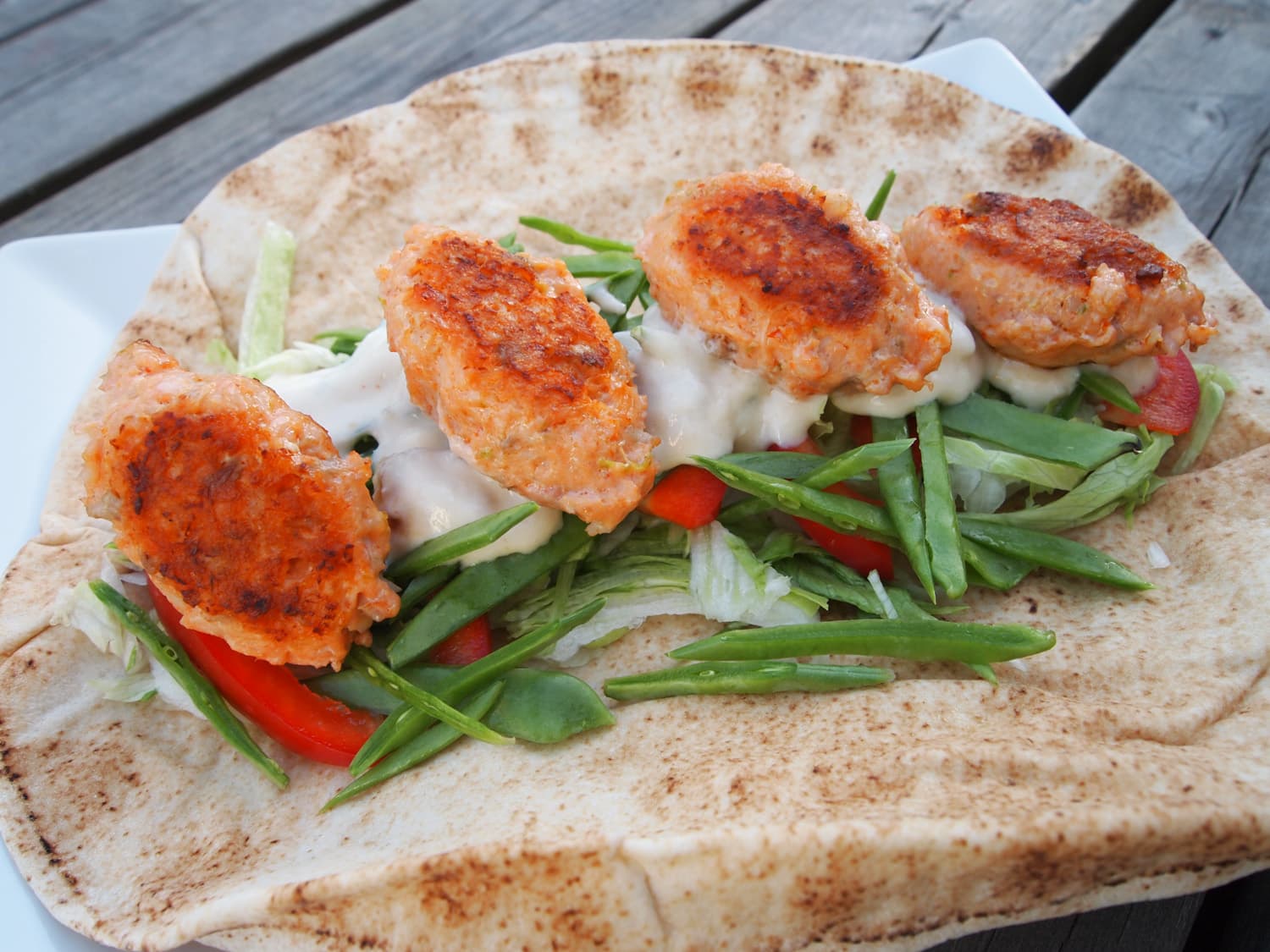 Asiatiska laxbullar i tunnbröd med grönsaker och limesås