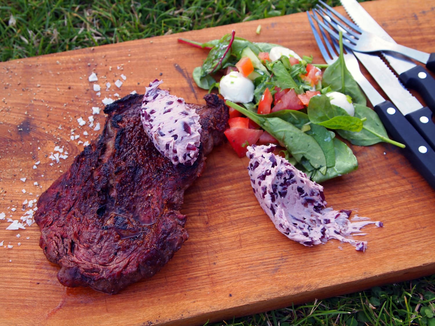 Smör med rödvin, rödlök och bacon serverat med entrecote och sallad med labneh