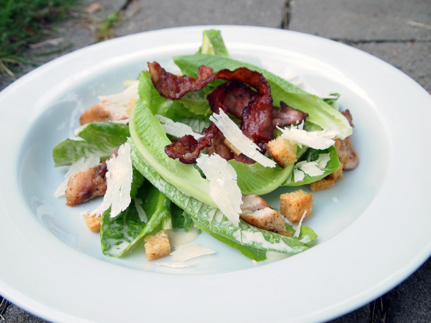 Caesarsallad med bacon och kyckling