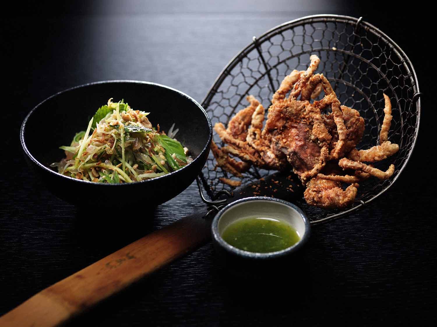 bild på Soft shell crab med grön mango och pomelo – recept från Farang Stockholm