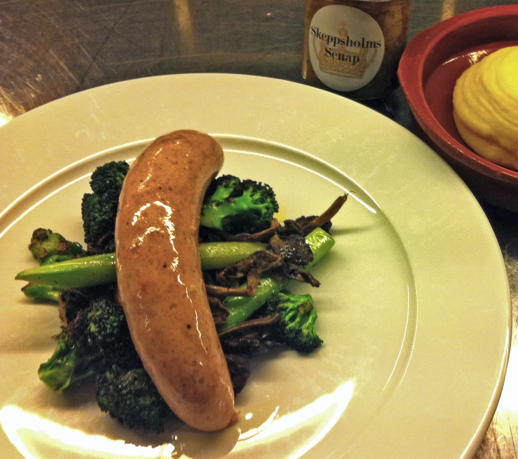 Bild på Kockens tips från Magnus Johansson – Restaurang Långa Radens fläskkorv med Skeppsholmssenap, råstekt broccoli och trattkantareller