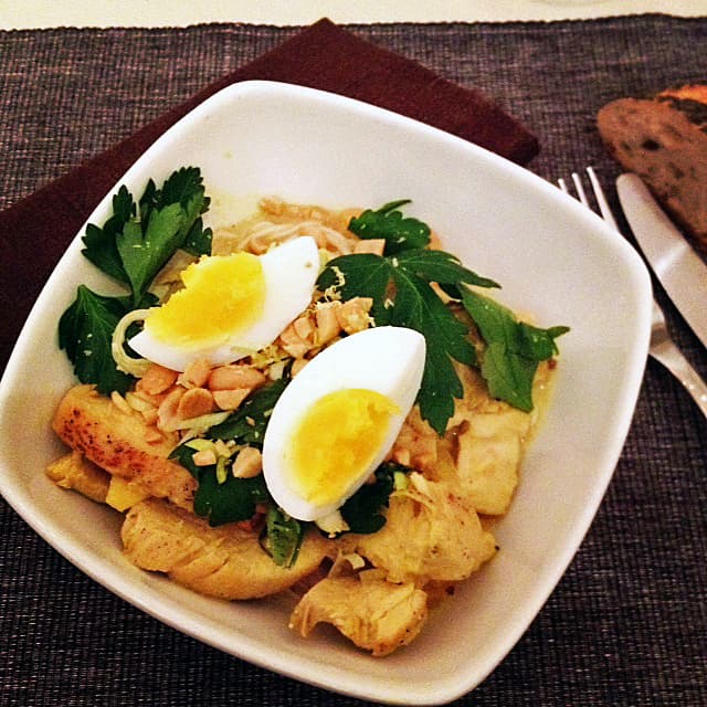 bild på Kycklinggryta med julens kryddor, nudlar och jordnötsströssel