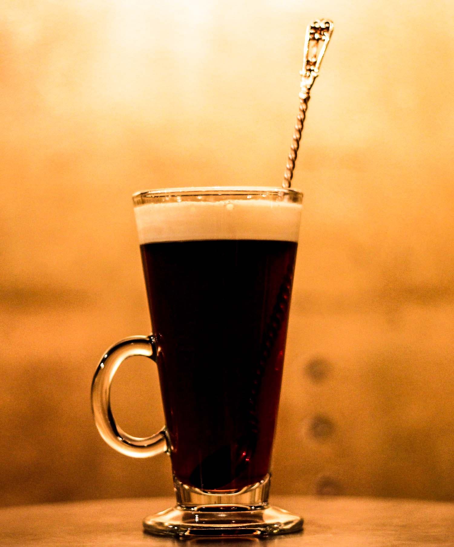 COCKTAILKALENDERN – Lucka 22 CC-Coffee med mörk rom och kanelsockerlag