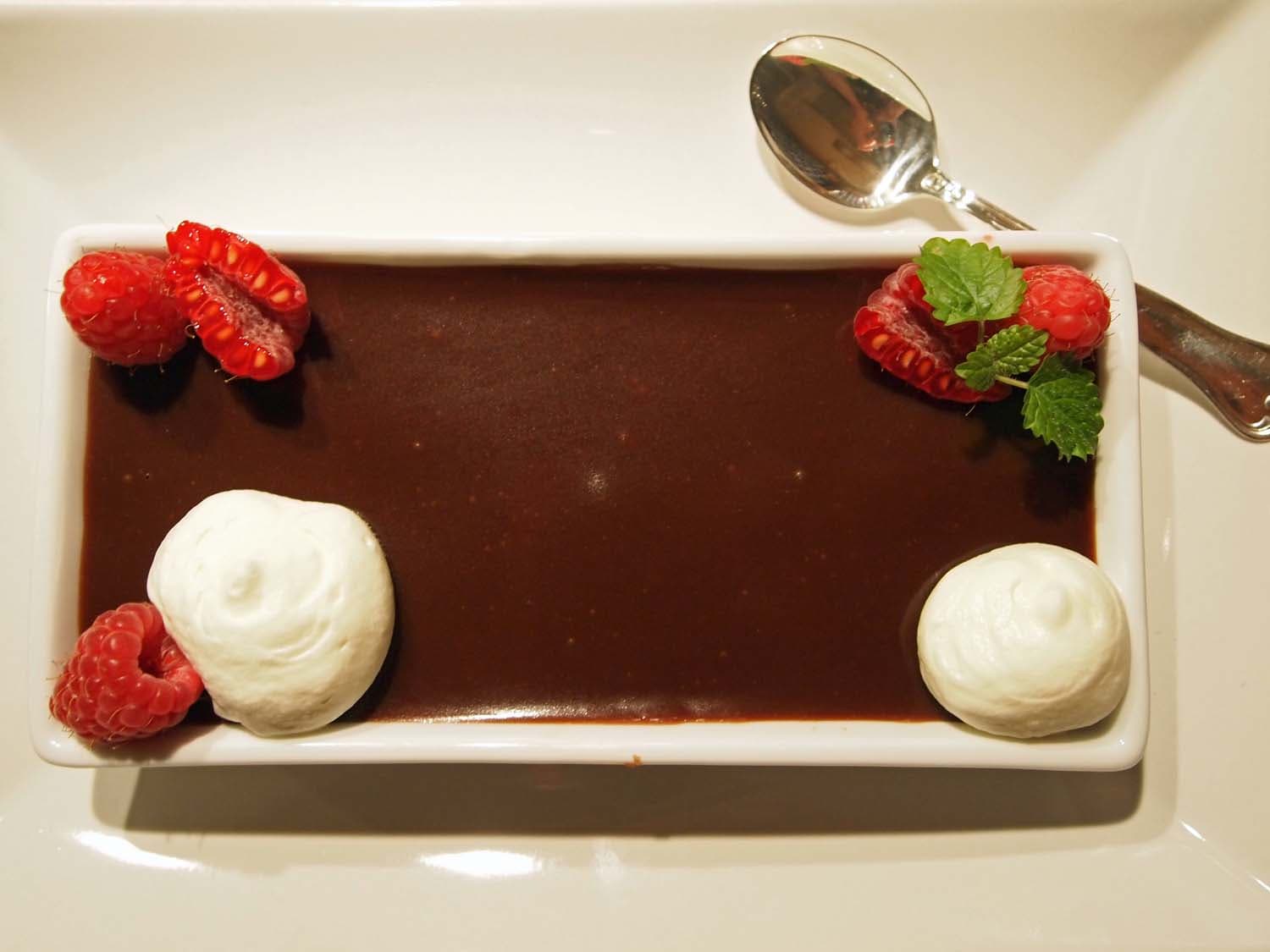 Chokladkolapaj med färska bär och grädde