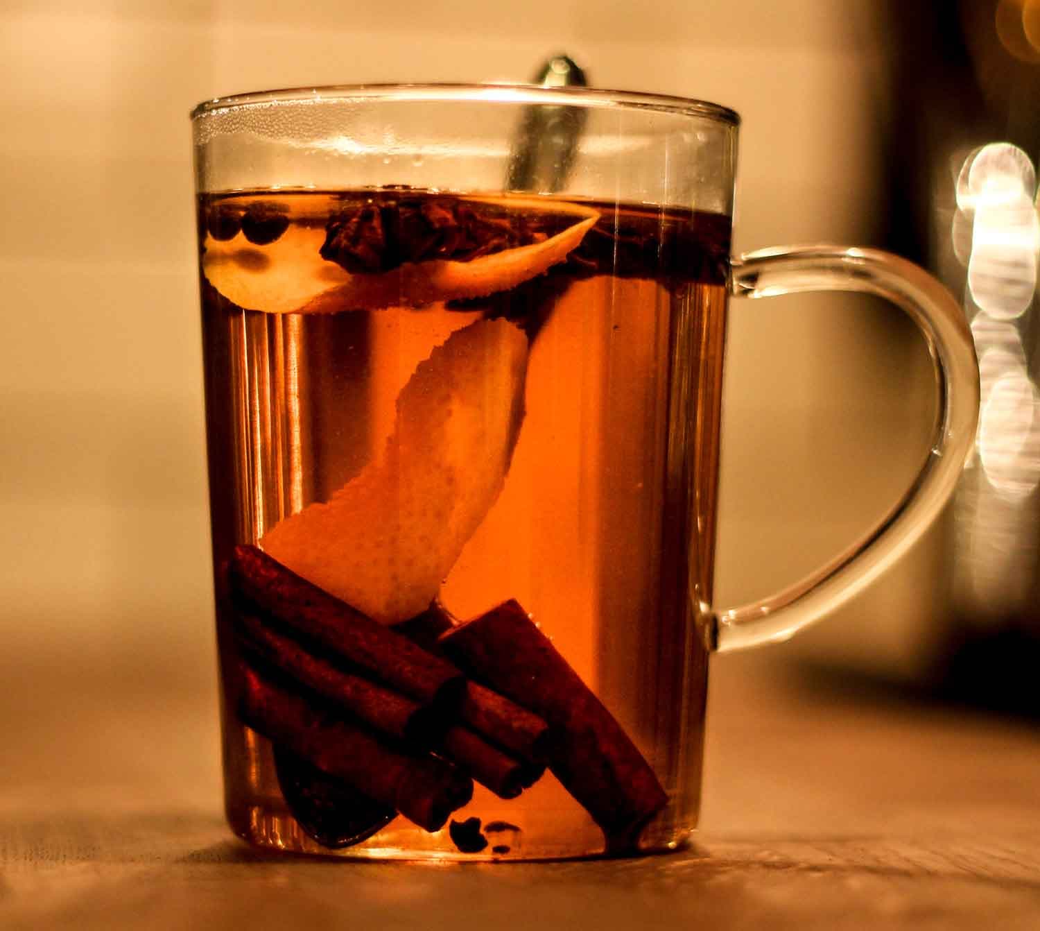 COCKTAILKALENDERN – Lucka 8 Hot cider, varm drink med äppelcider, bourbon, kryddor och lönnsirap