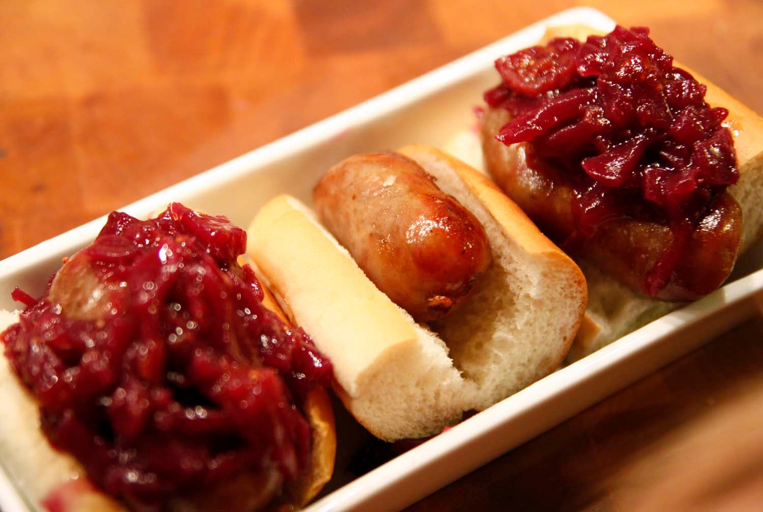 bild på Hemgjord prinskorv serverad med rödkål smaksatt med fikon