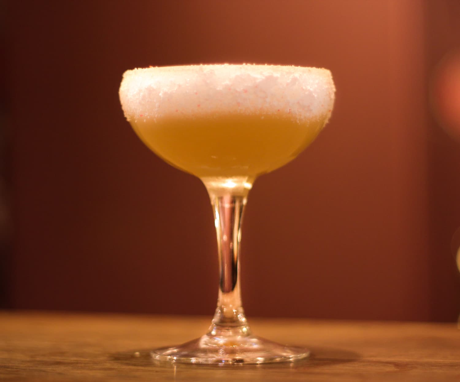 COCKTAILKALENDER – Lucka 2 Santa´s Wife med gin, Cointreau och polkagrisar samt en helt magisk tävling!