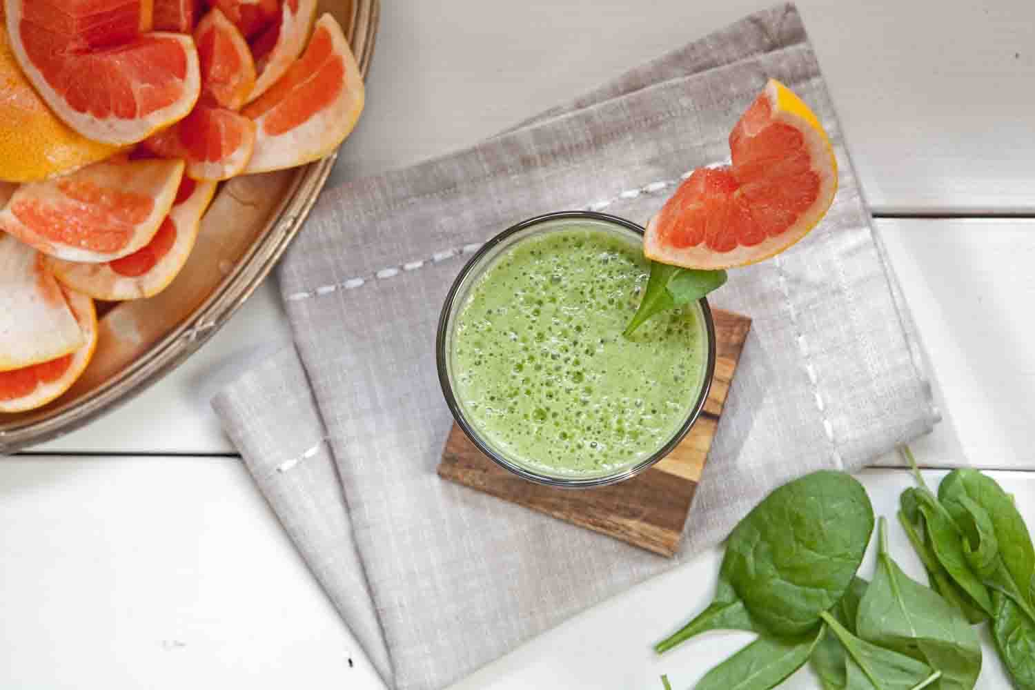 Smoothie med grapefrukt, avokado, spenat och lime