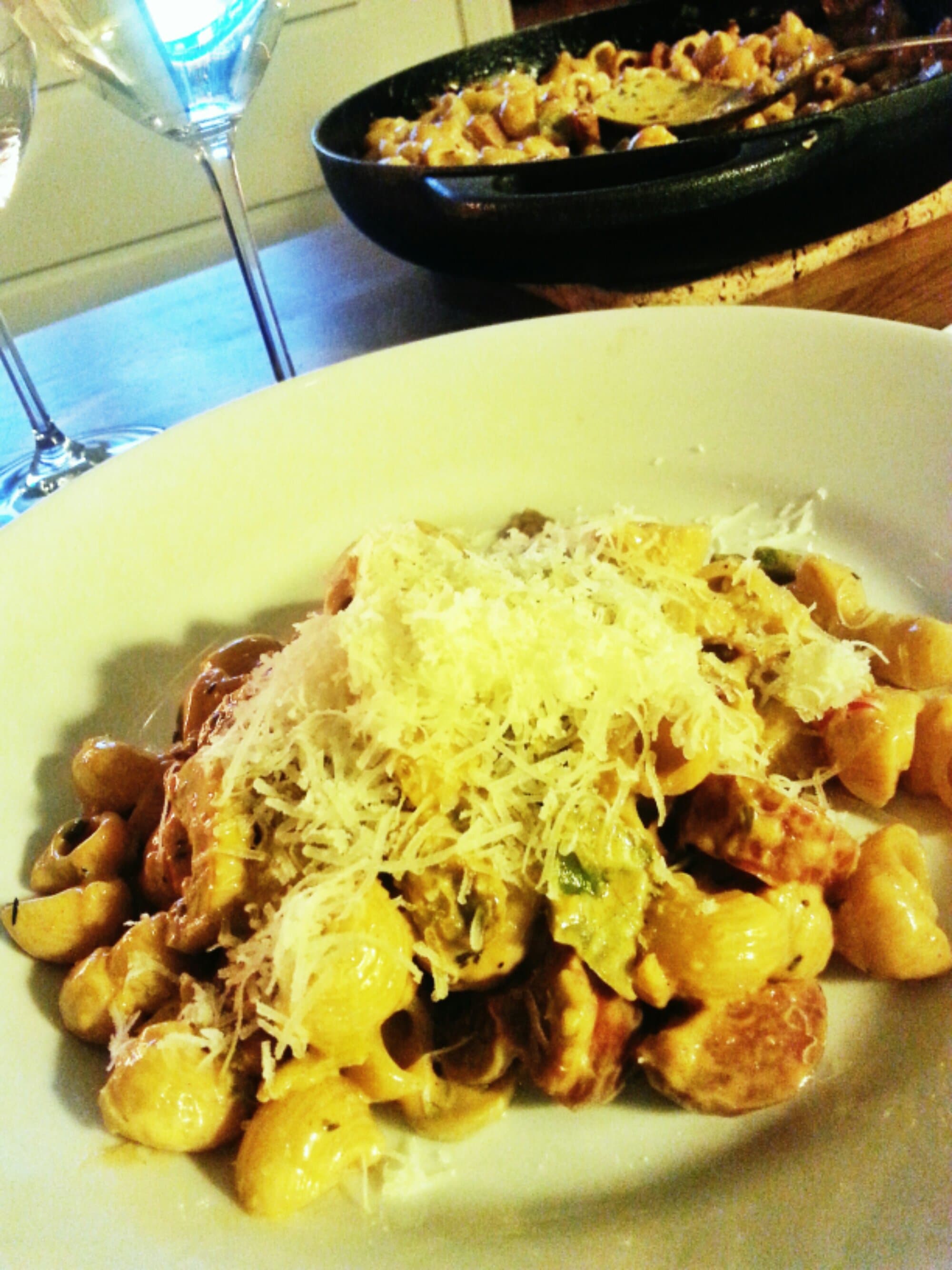 Vardags-pasta med grönsaker, grädde och Chorizo