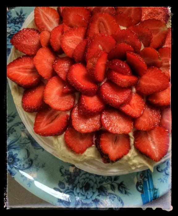 Kapitel 1: Tårta på midsommar, en novell i tre delar.