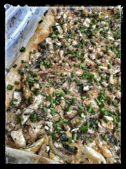 Langos på svenska med ansjovis och ägg.