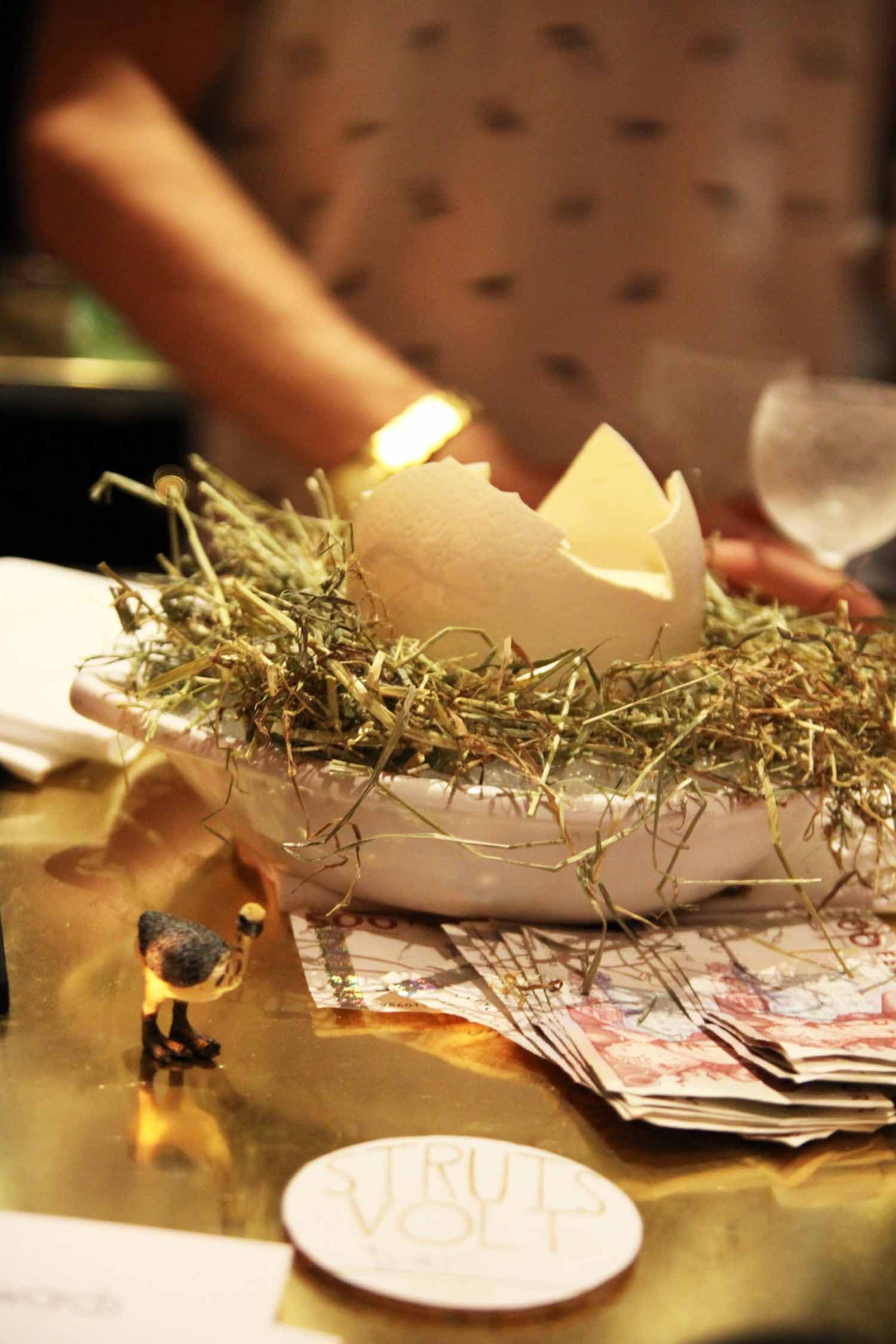 bild på Hernö Gin Cocktail Awards 2014 – VINNARE Fredrik Löwenhamn bartender Kött och Fiskbaren i Stockholm med Ostrich Flip