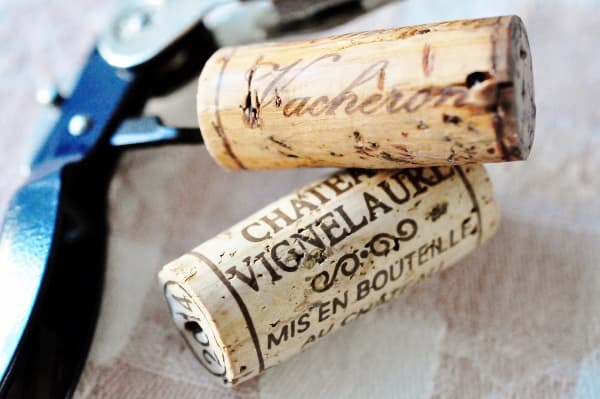 bild på Etikett och förslutningar samt två gryma roséviner