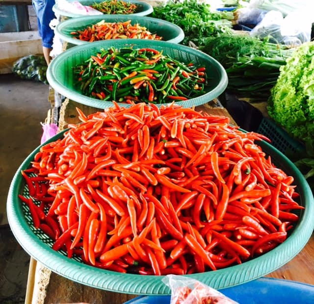 DinVinguide.se kollar vin och thaimat på The Nai Harn Hotel.