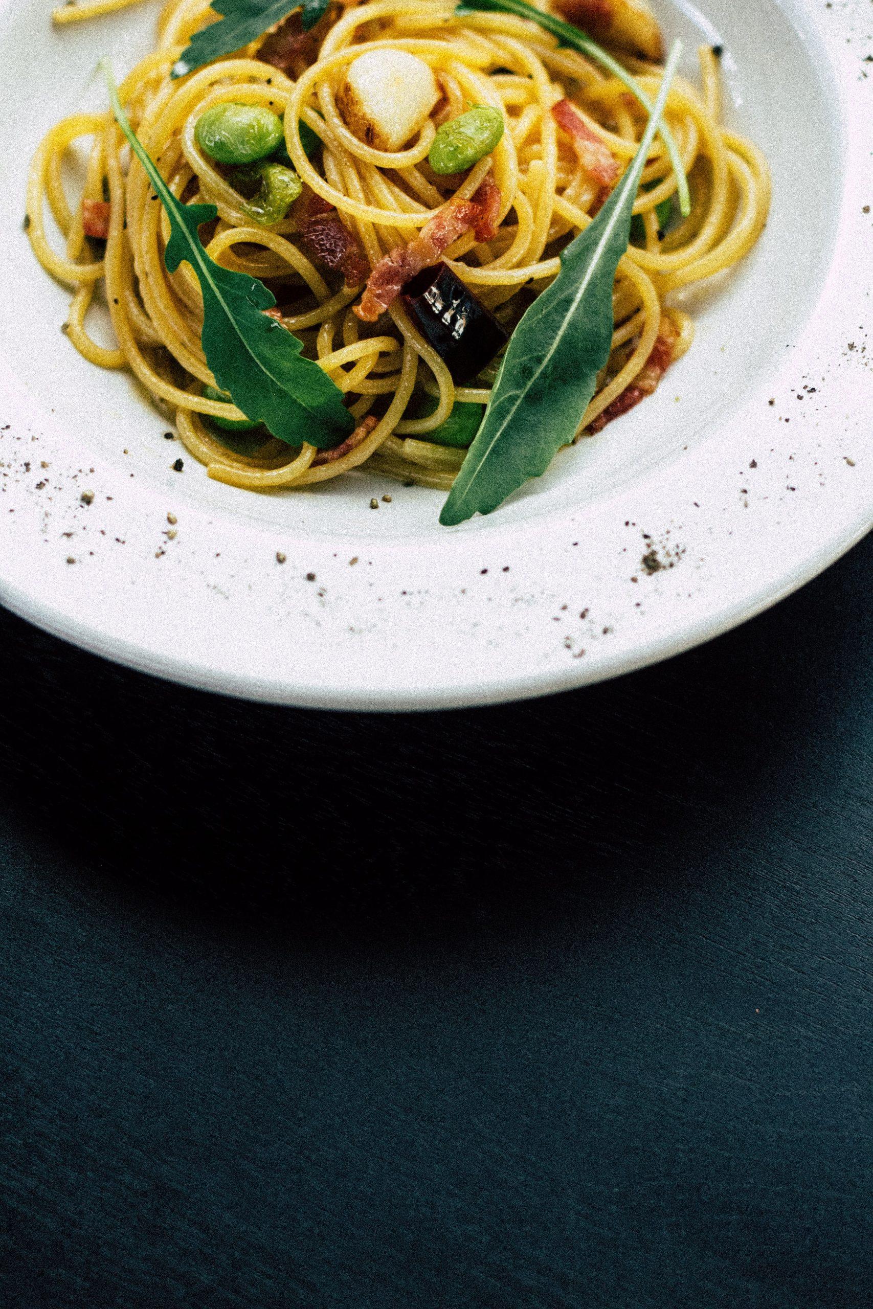 Bönpasta med rostad aubergine, sesamfrön & västerbottenost