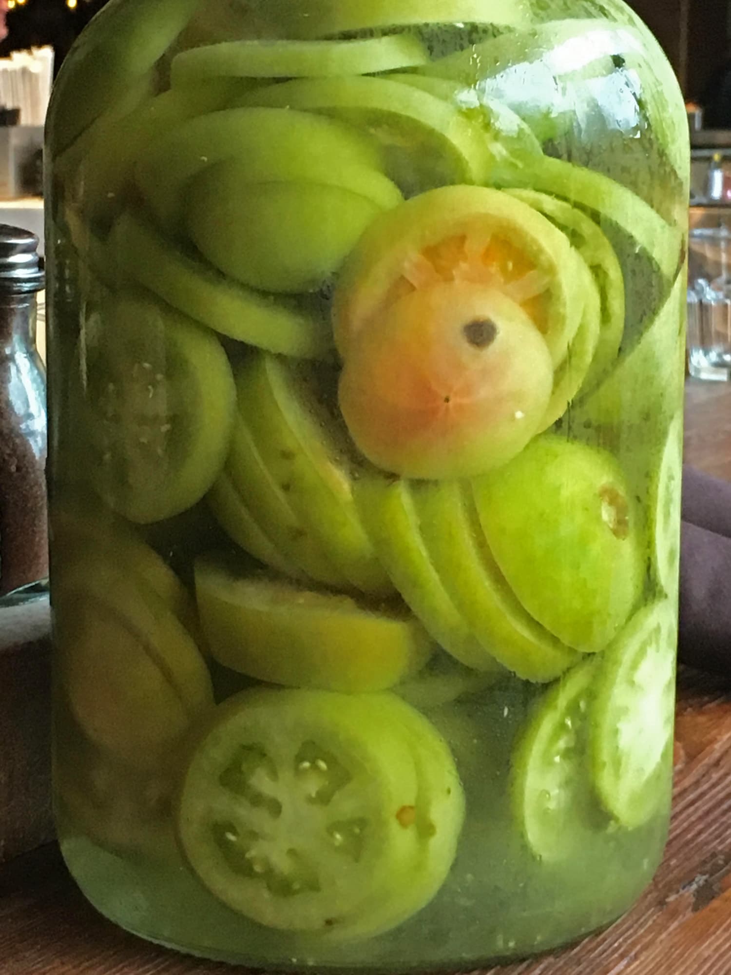 Bild på Insaltade gröna tomater