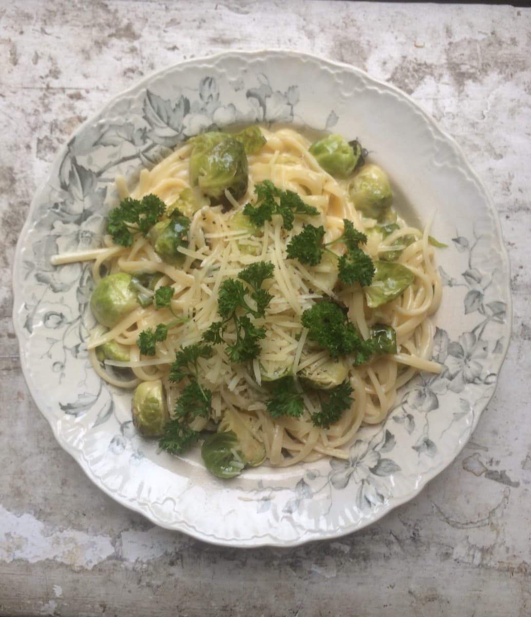 Krämig brysselpasta med persilja och parmesan