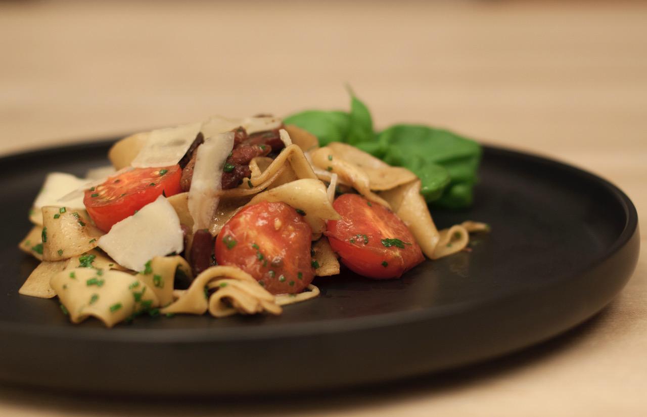 Bild på Pasta med vinägerstekt fläsksida, tomater, örter och parmesan