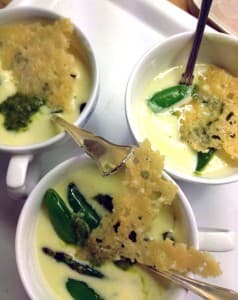 Bild på Sparrissoppa med ostchips och plocksallad