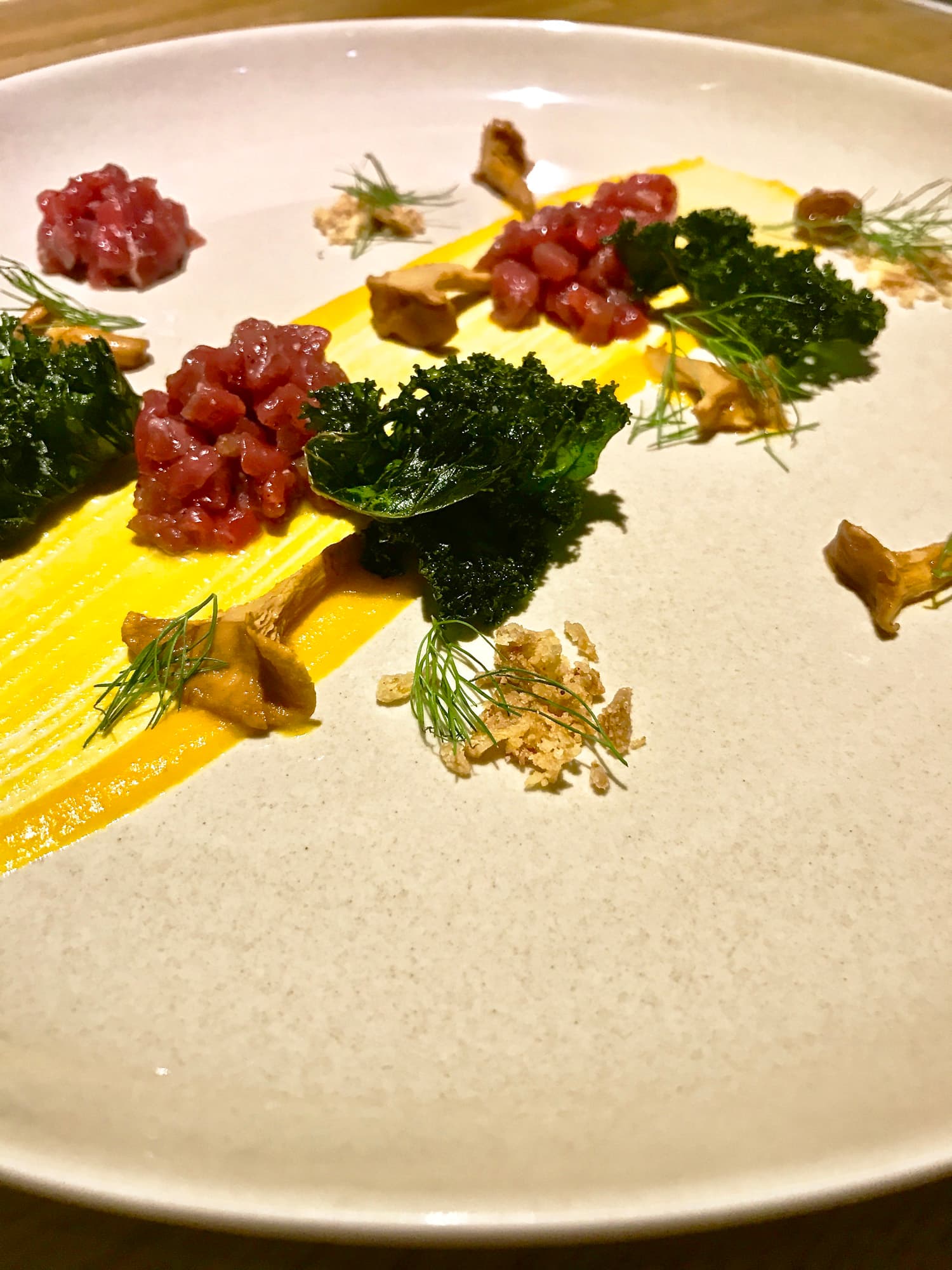 Bild på Tartar på lamm, hörökt morotscremé och picklat lökpulver