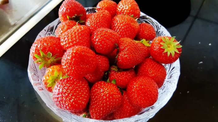 Ett glas vin till jordgubbarna?