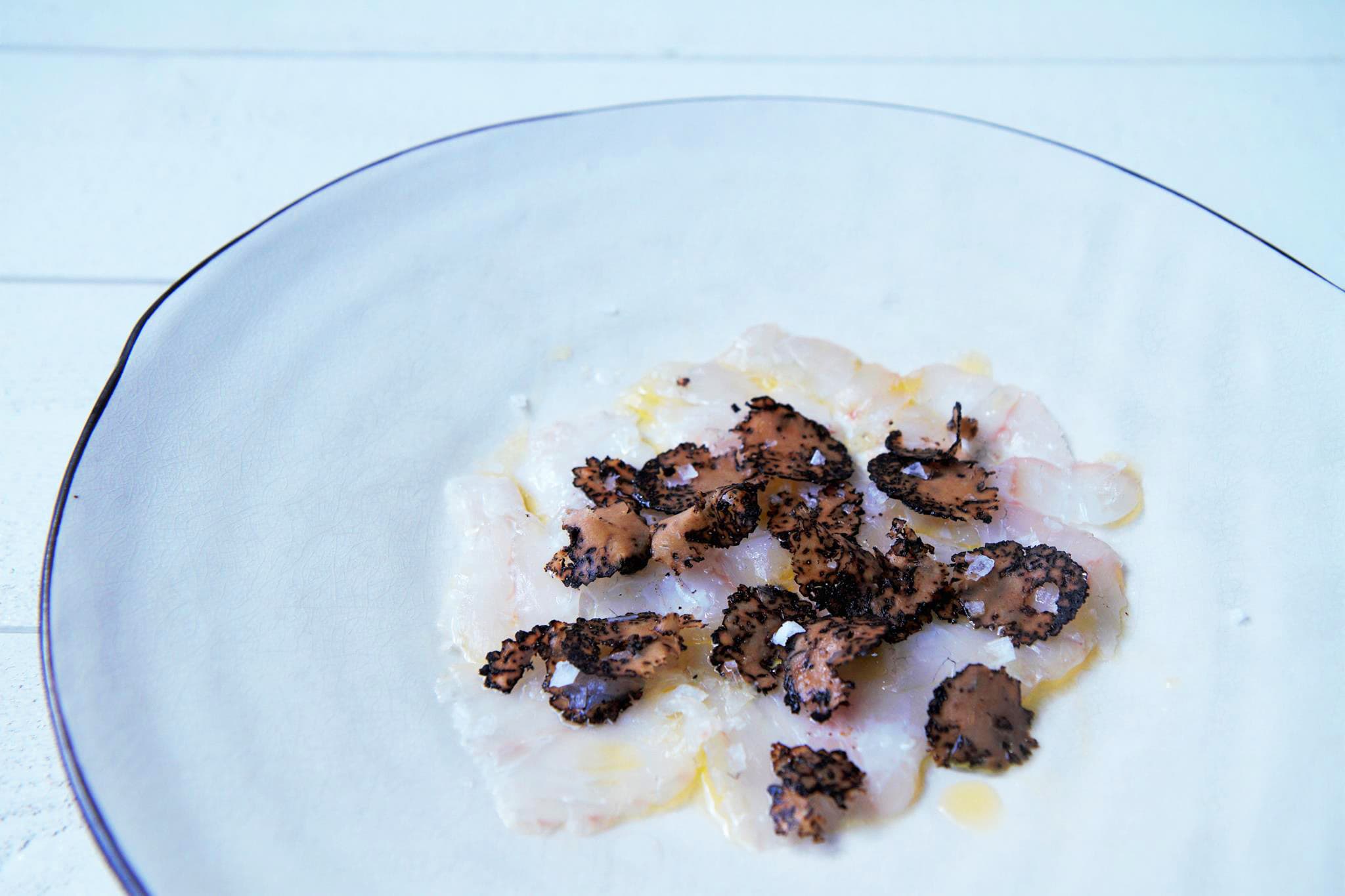 bild på Rå skivad havsaborre med tryffel