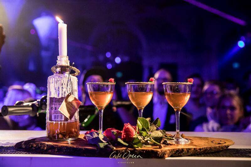 Fartfylld Cocktailkamp på Café Opera