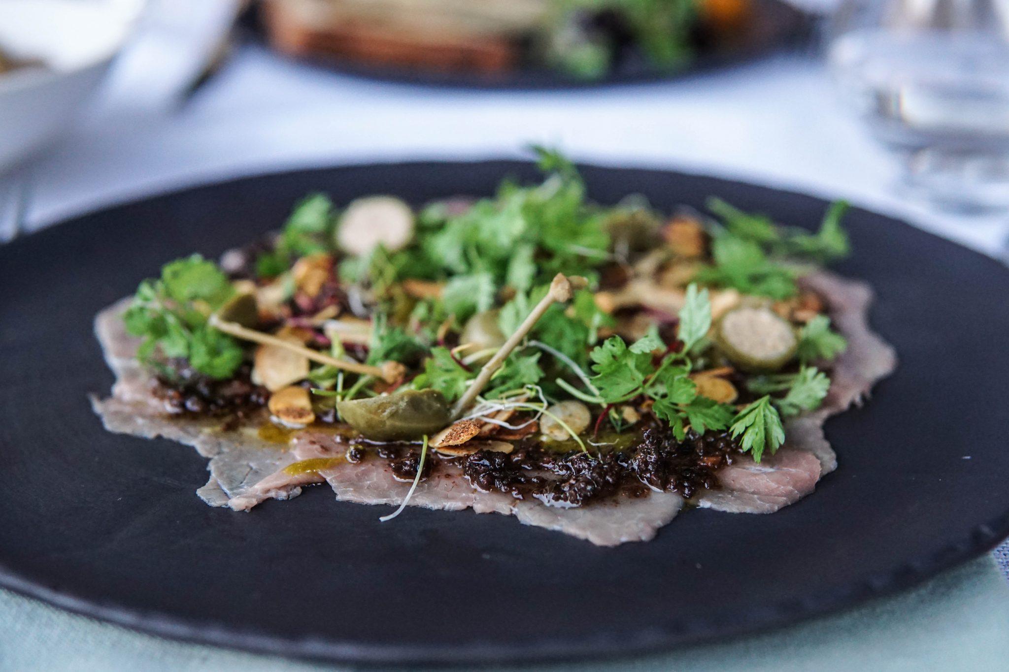 Carpaccio på porterfrostad oxrygg med ruccolasallad, champinjoner och parmesan