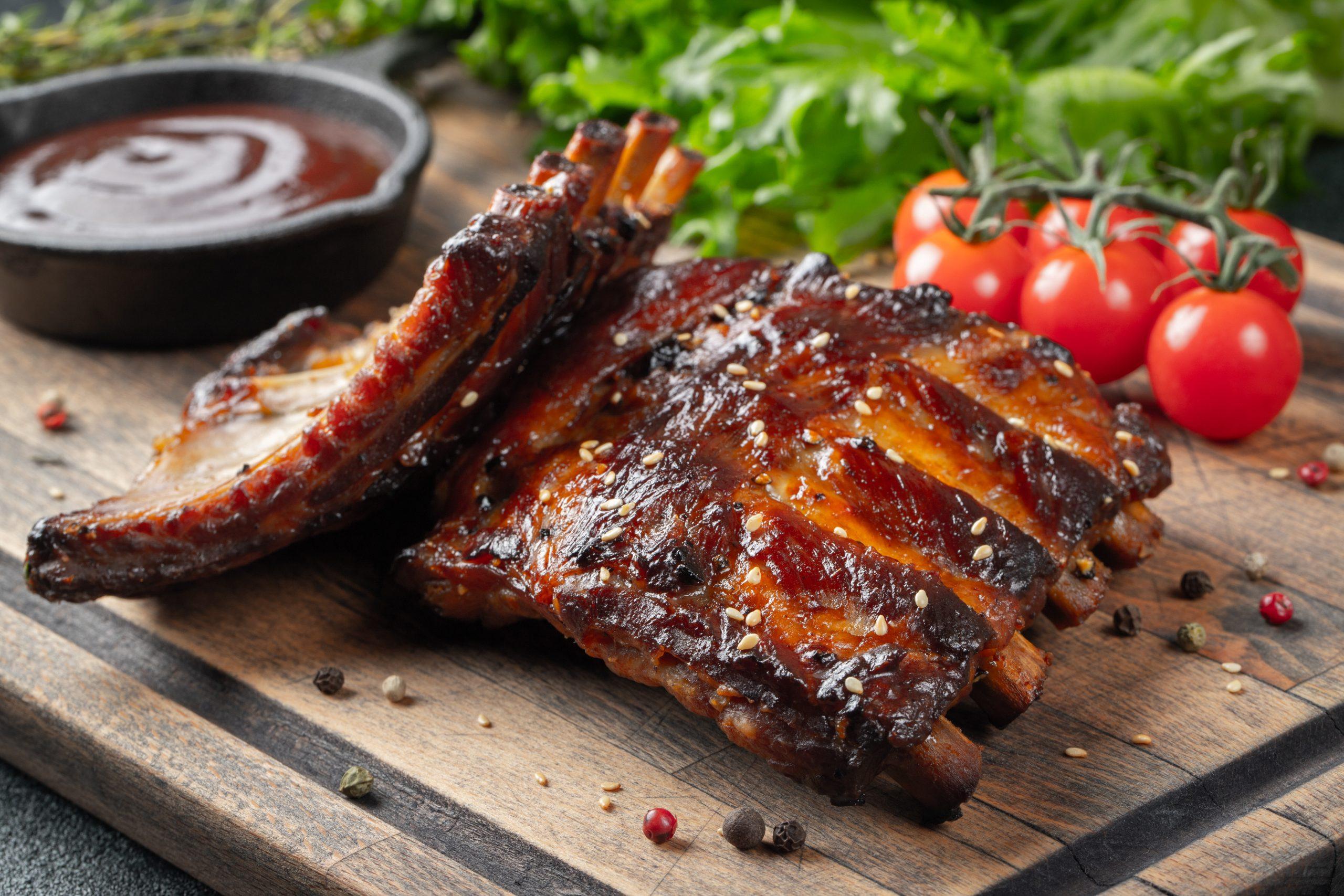 Spareribs med barbequesås, friterade lökringar, Pimentos de Padrón och coleslaw