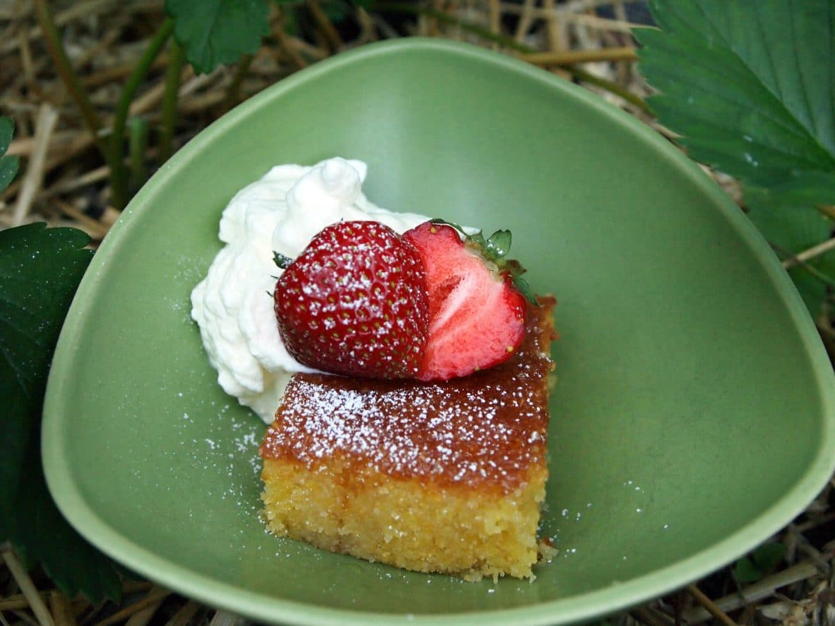 Polentakaka med citron jordgubbar och grädde