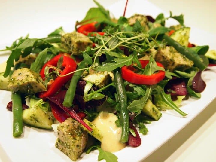 Örtmarinerad kotlettrad med majonnäs och sallad