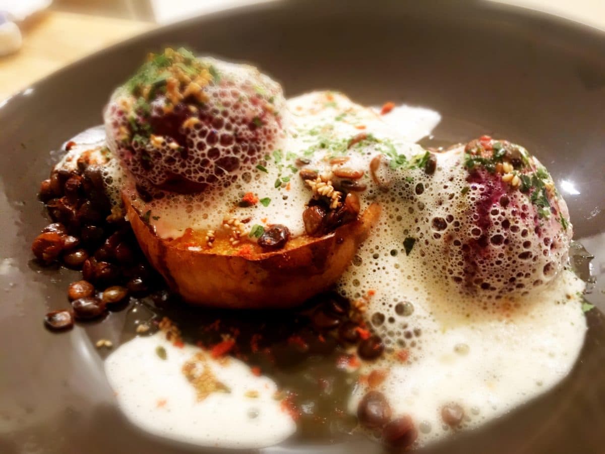 Bakad kålrot med skum på jordärtsskocka och stekta betor