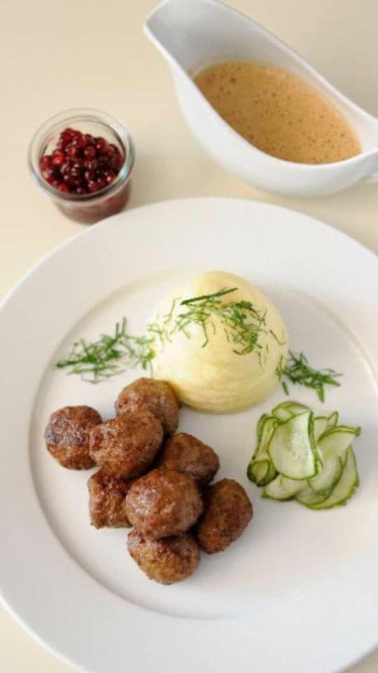 Svenska köttbullar smaksatta med kryddpeppar serverat med mandelpotatismos, pressgurka, rårörda lingon och gräddså