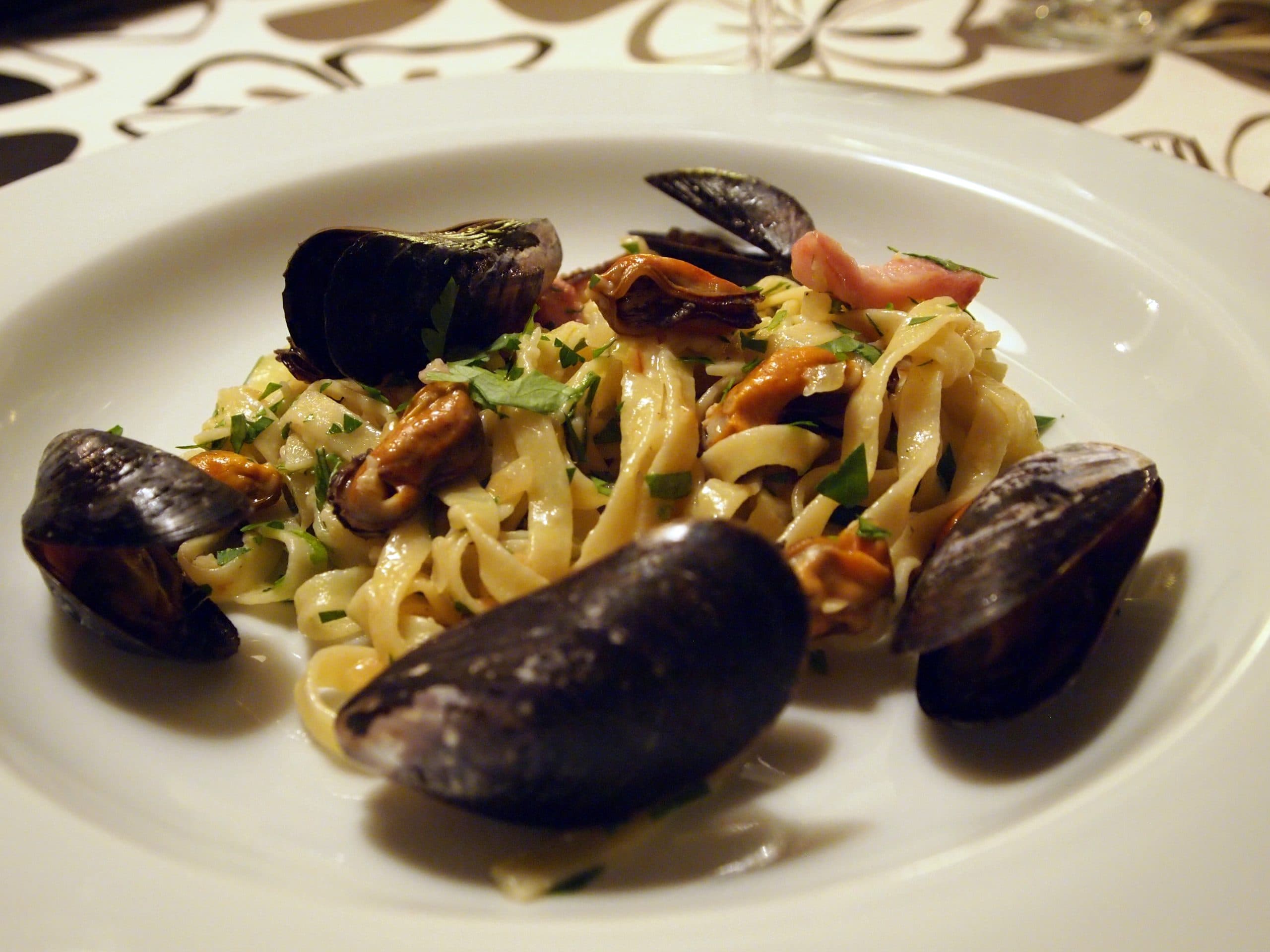 Carbonara med musslor och sidfläsk