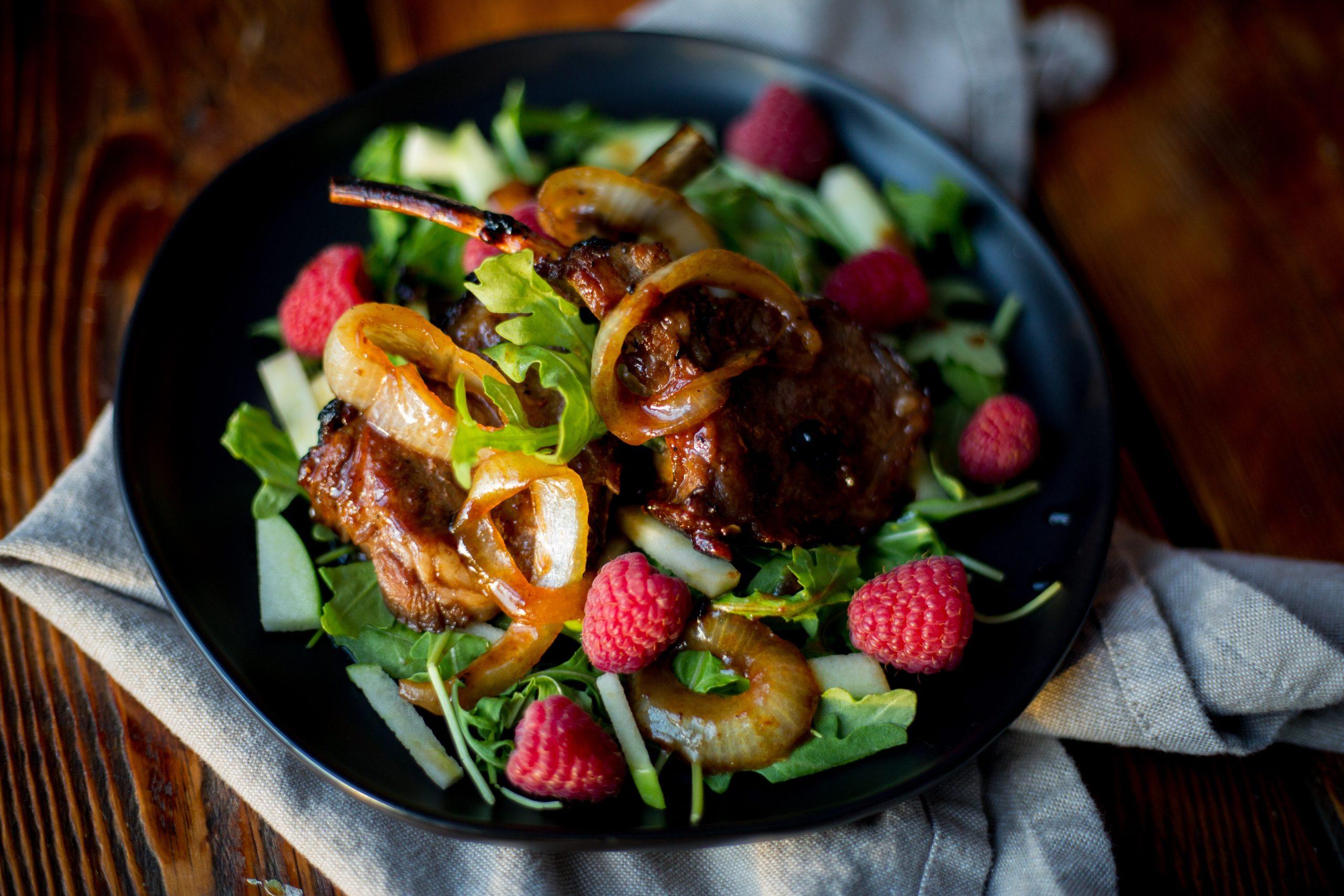 Sallad med örtstekt lammfilé och caesardressing