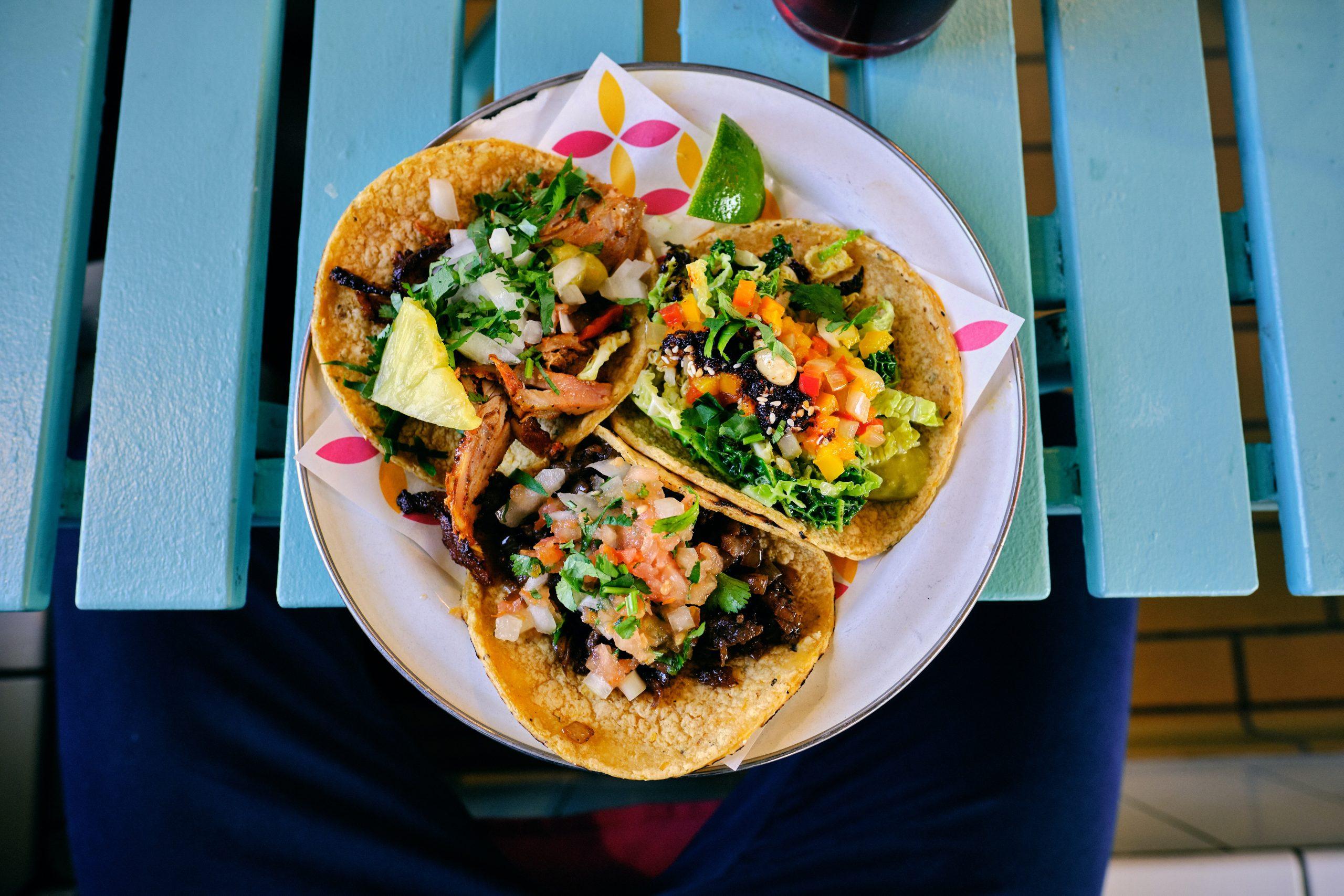 Fisktacos med chipotleaioli, salsa och syrade grönsaker