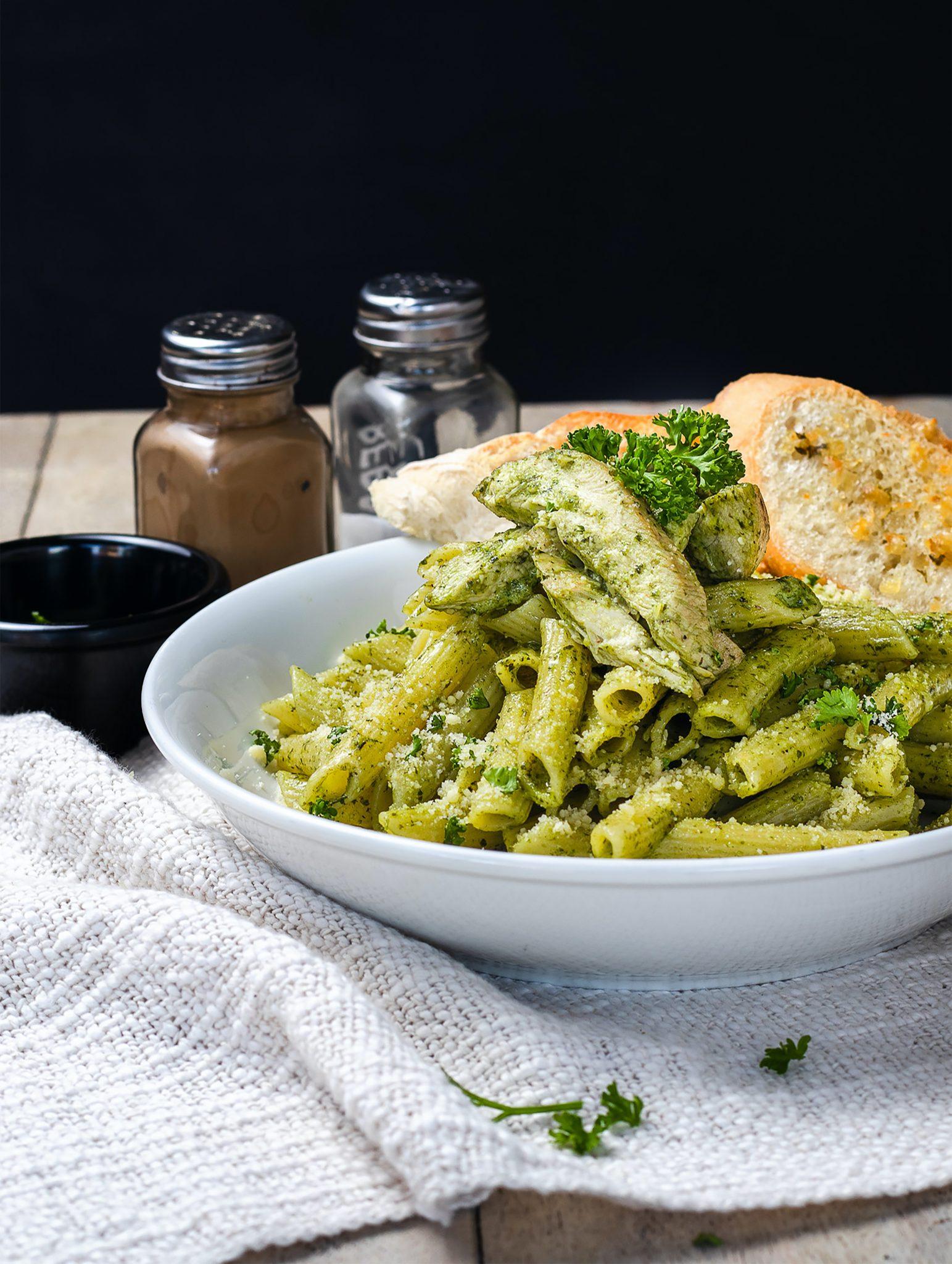 Pasta med hemgjord pesto, kyckling, tomat och rostade brödsmulor