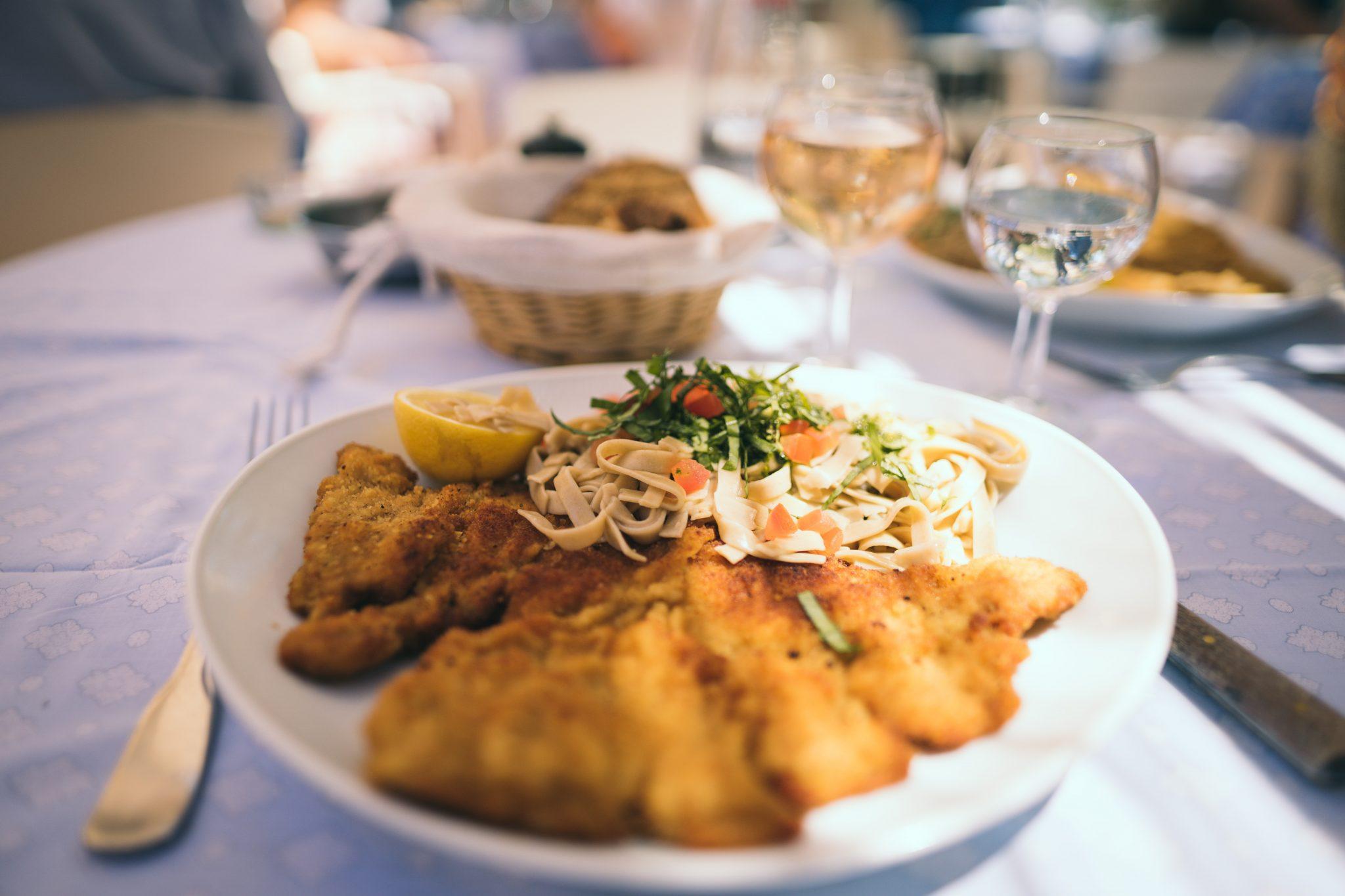 Schnitzel på grisinnanlår med enkel tomatsallad