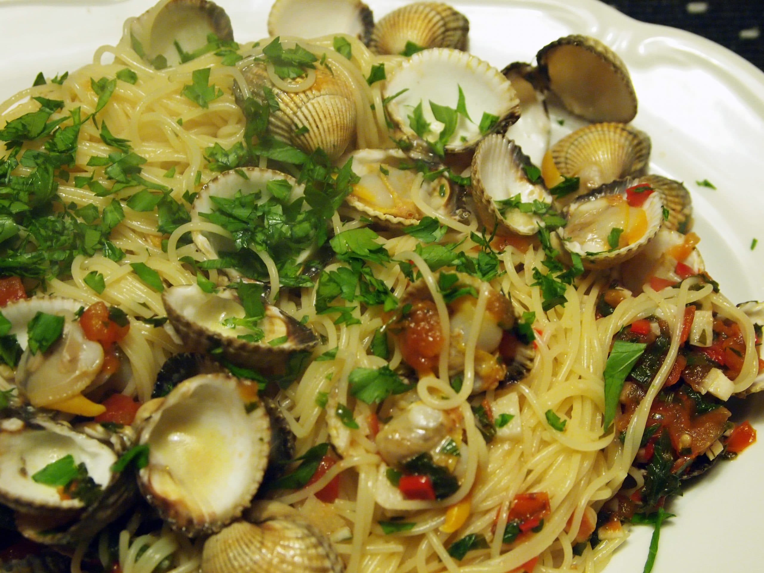 Bild på Pasta Vongole – Pasta med hjärtmusslor, tomat och vitt vin