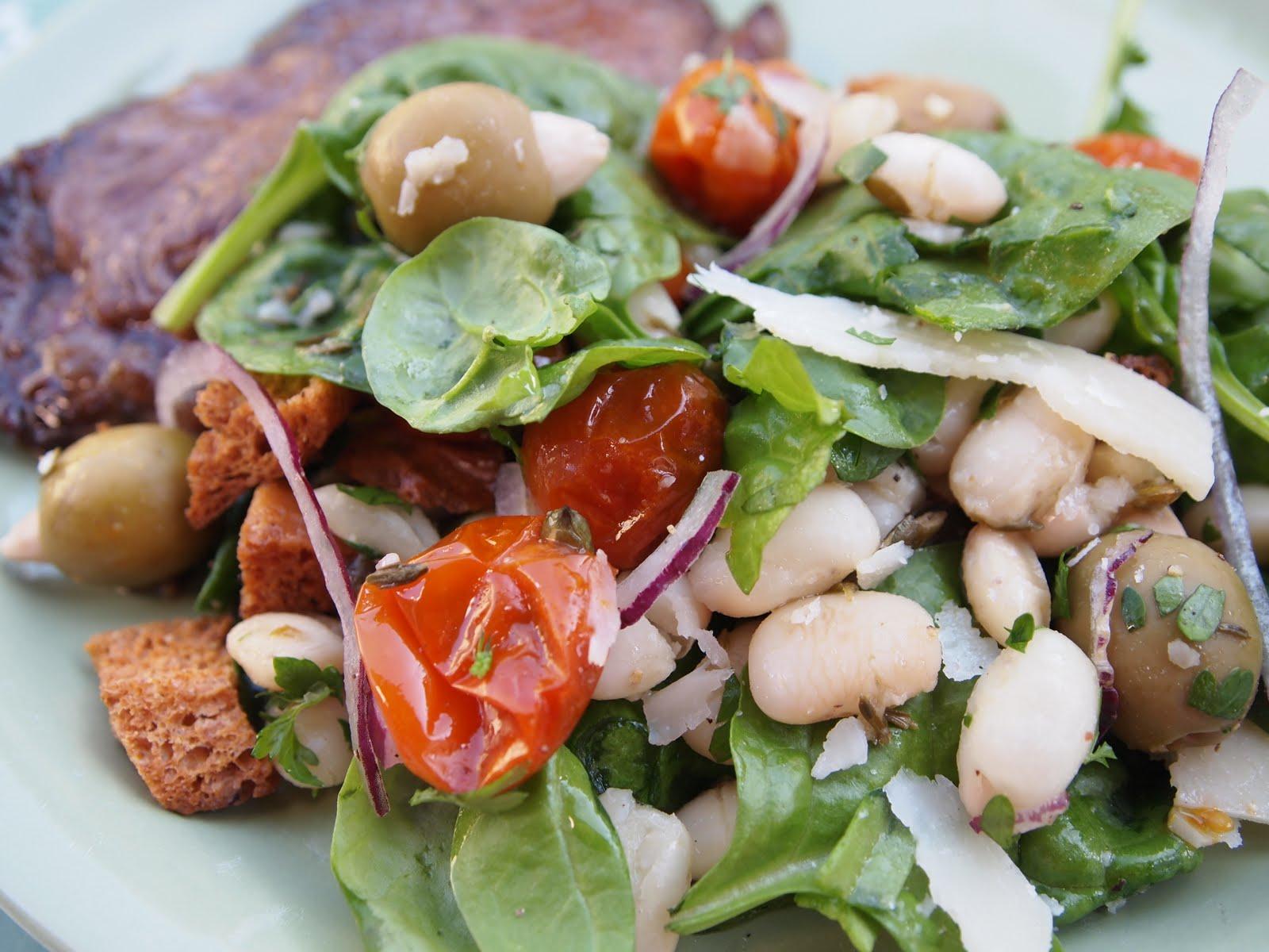 Brödsallad med bakade bönor och tomater