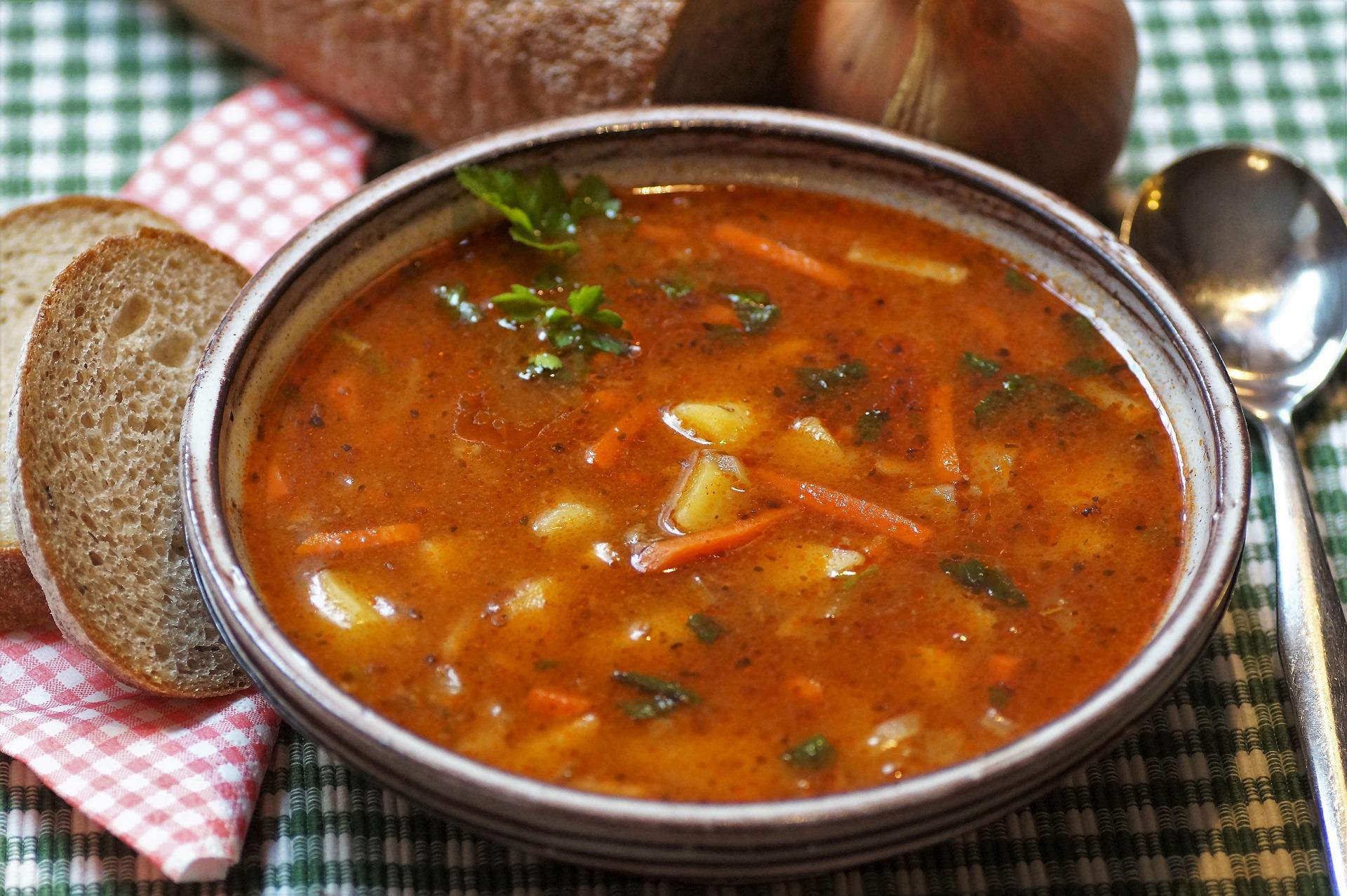 Gulasch med rotfrukter och kycklingfärs