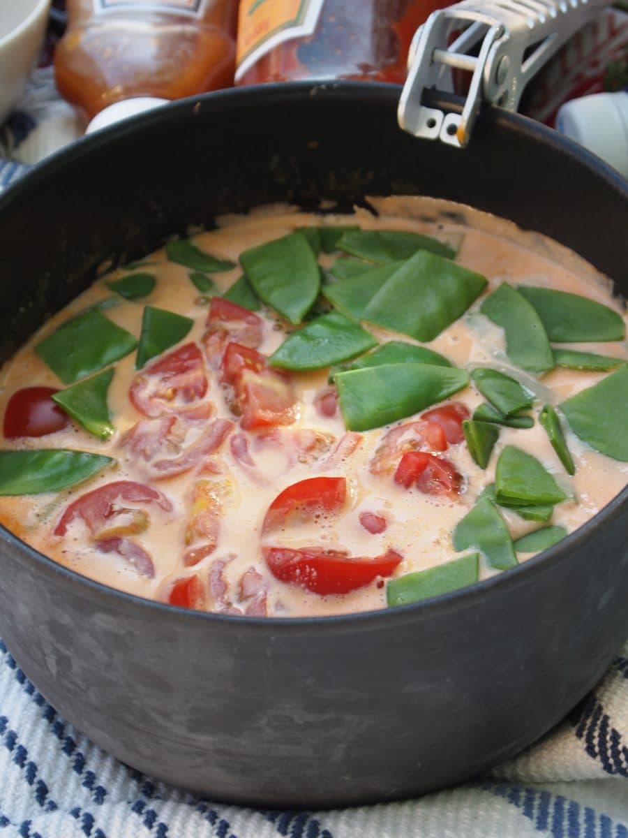 Sommarfångst med tomat, sockerärtor och färskpotatis