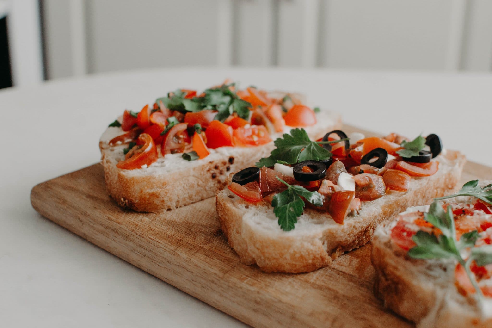 Tomatbruschetta med kapris och kallskuret