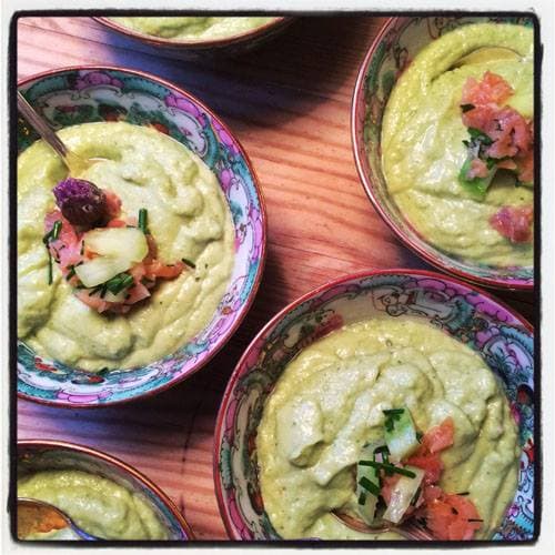 Bild på Sval avocadosoppa med topp.