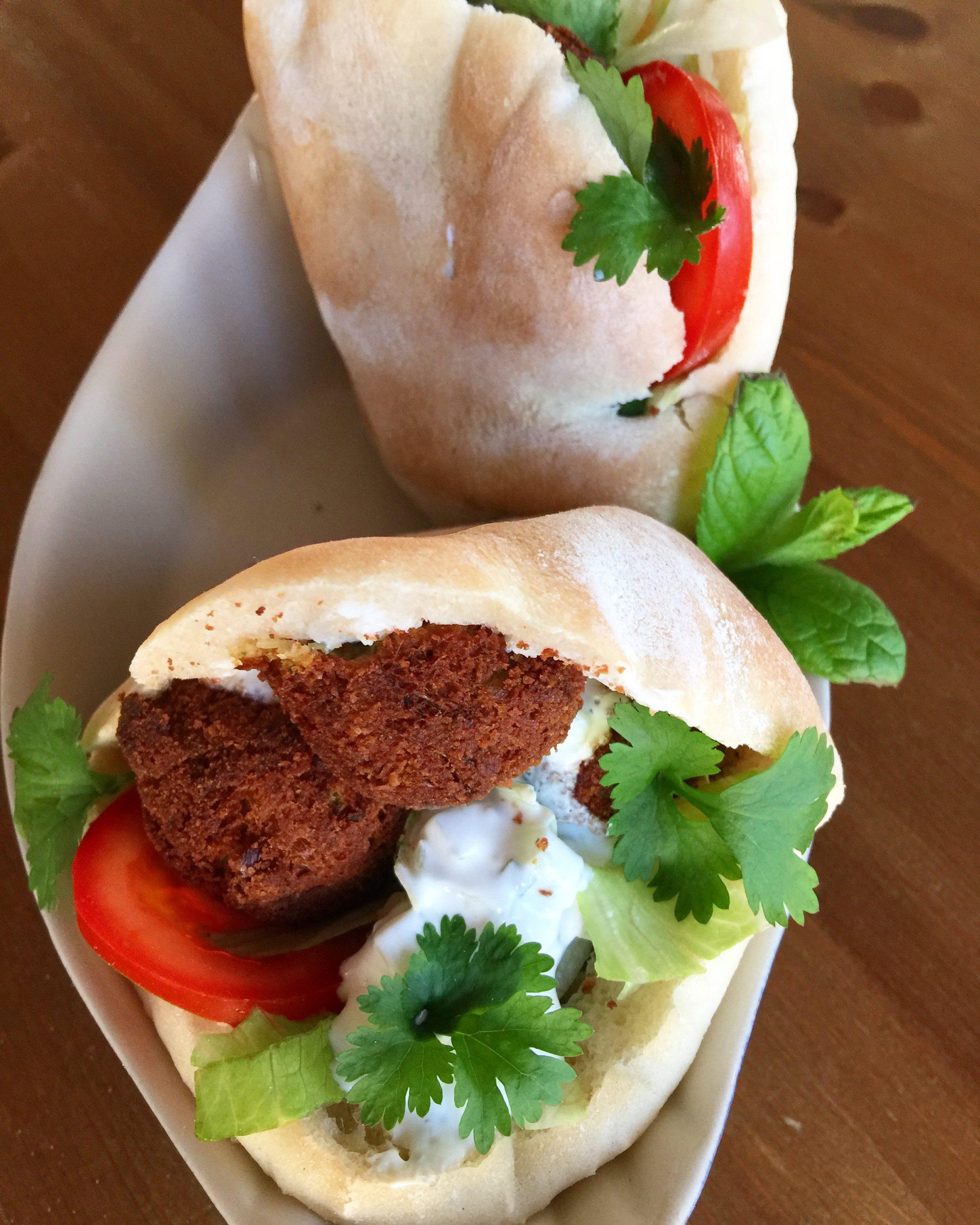 Bild på Falafel i pitabröd med en fräsch yoghurtsås