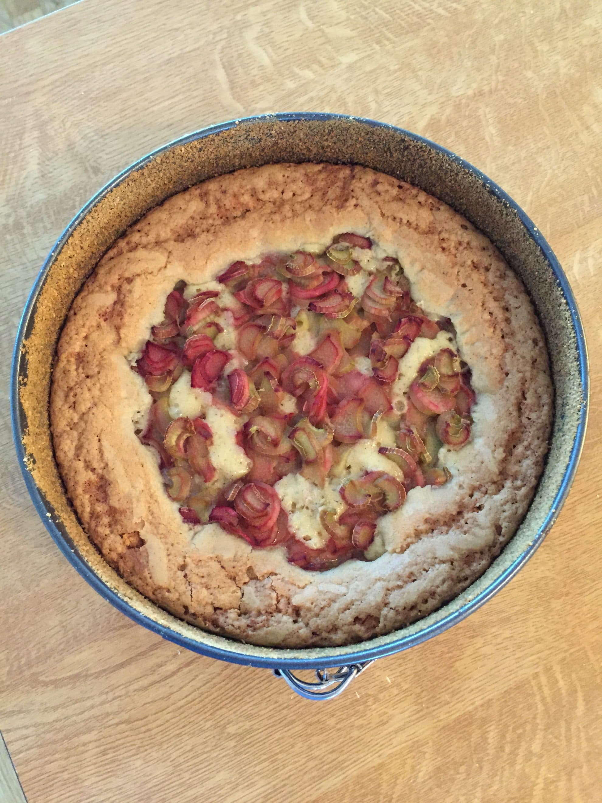 Bild på ”Knäckig” Rabarberkaka med rårörd vaniljkräm.