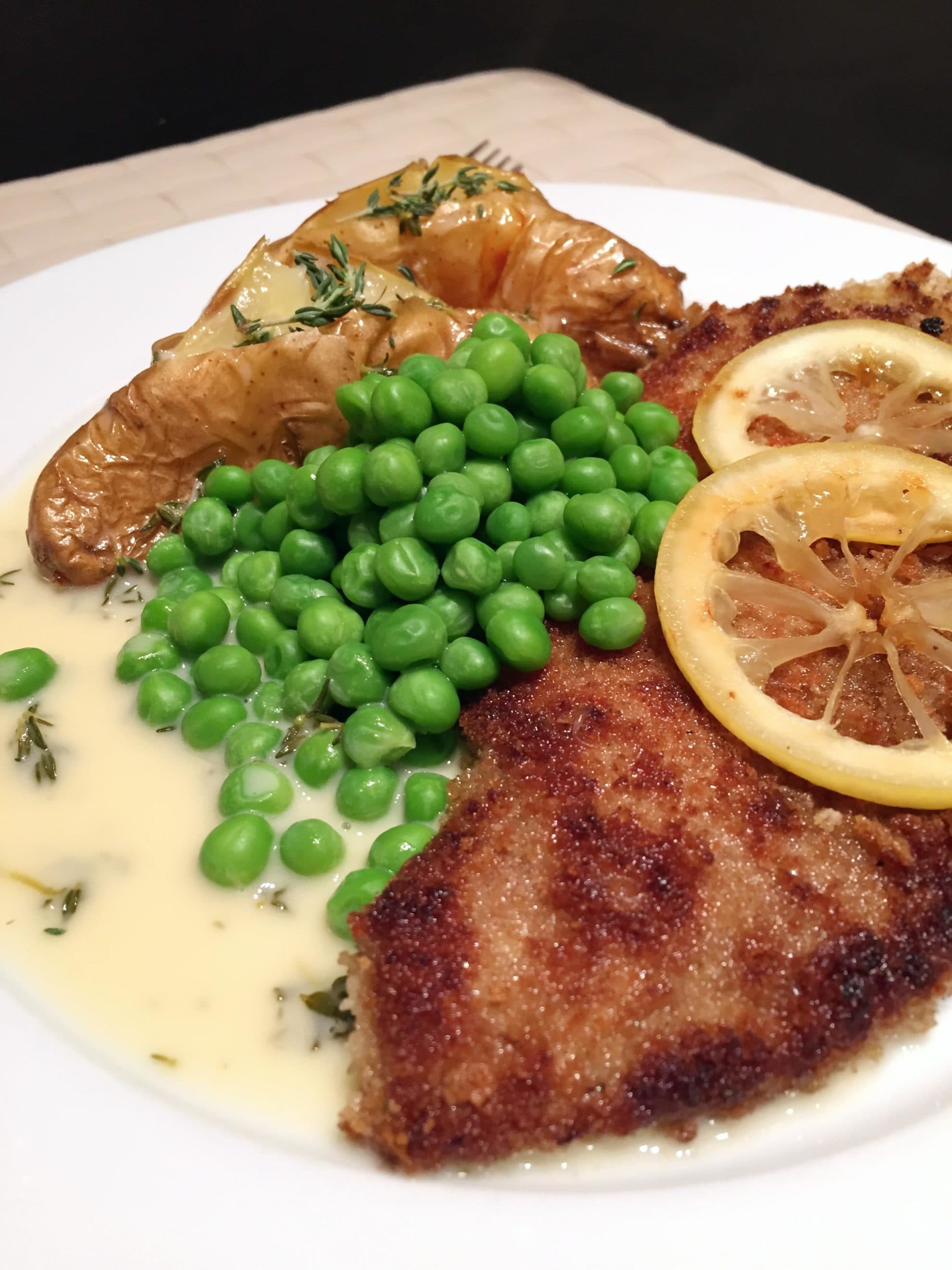 Bild på Kalvschnitzel med citronsmörsås och bakad mandelpotatis