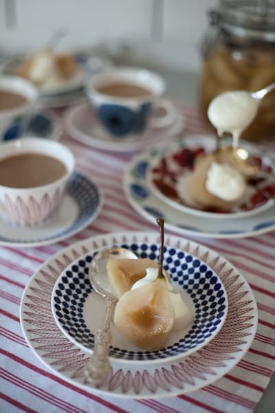 Bild på Sherryinkokta päron med vaniljgrädde.