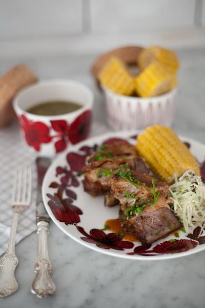 Bild på Sweet and sour country ribs med coleslaw och majskolv.