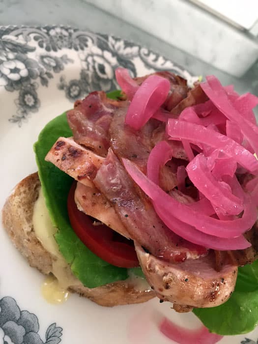 Bild på Picklad rödlök, ett gott och vackert tillbehör.